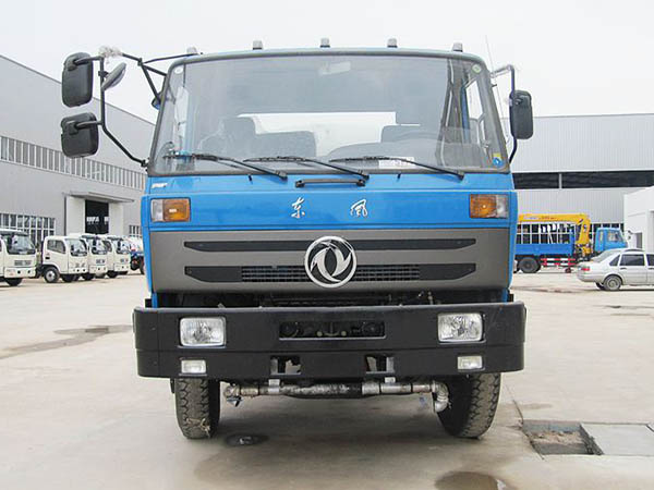 東風153型15噸灑水洗掃車 城市環衛的高效解決方案